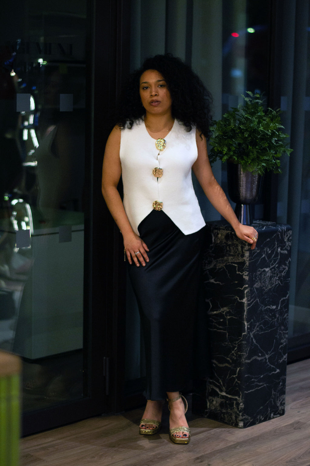 Italian White Brooch Detail Knitted Waistcoat